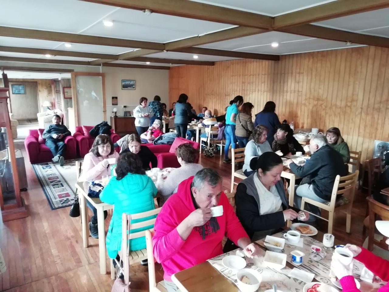 Hostal Los Pinos Puerto Natales Exterior foto
